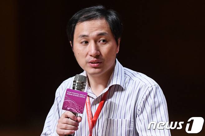 인간을 상대로 유전자 조작 기술을 실험한 허젠쿠이가 28일 홍콩에서 기자회견을 하고 있다. © AFP=뉴스1 © News1