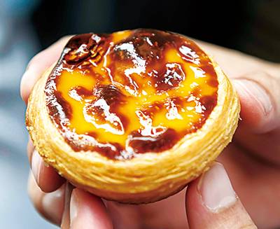 홍콩의 명물 에크타르트. 진부한 표현임에도, 겉은 바삭 속은 촉촉하다는 식감이 자랑거리다. 여행 끝자락에 선물용으로 사가는 경우도 많지만, 갓 만든 에그타르트의 맛을 이길 수는 없다.
