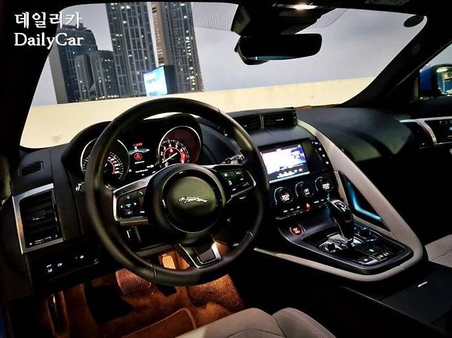 재규어 F타입 P300