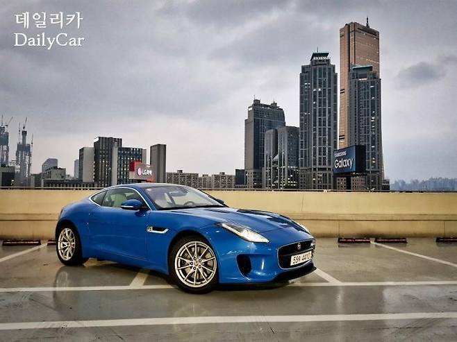 재규어 F타입 P300