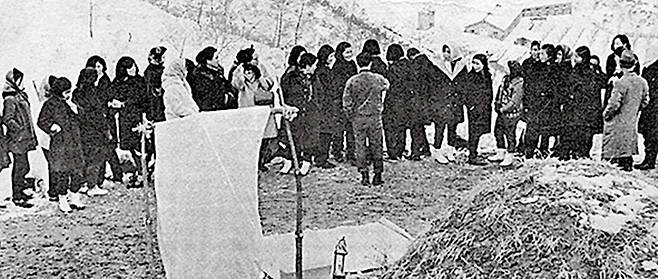 차중락 사망 후 1969년 1월 많은 소녀팬들이 묘소를 찾는 모습.