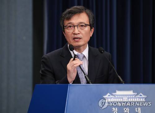 김의겸 청와대 대변인 (서울=연합뉴스) 황광모 기자 = 김의겸 청와대 대변인이 지난 22일 오후 청와대 춘추관에서 청와대 인사 사칭 사기와 관련한 문재인 대통령의 지시에 대해 발표하고 있다. hkmpooh@yna.co.kr