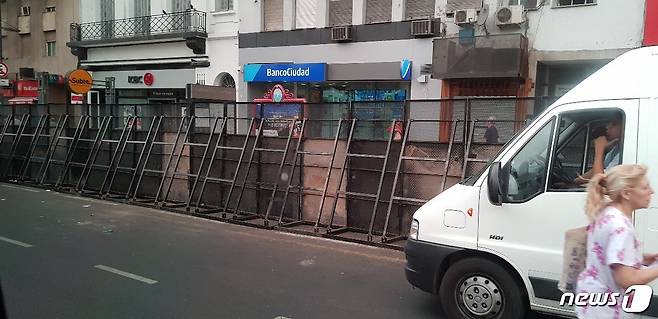 부에노스아이레스 시내 곳곳에 시위대를 차단하기 위한 철제펜스가 설치돼 있다. ? News1 홍기삼 기자