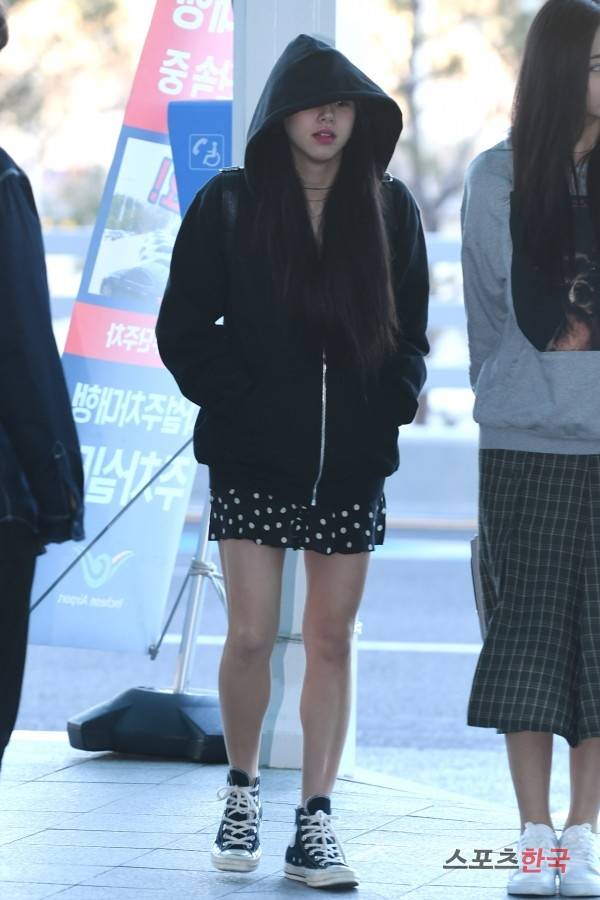 MBC뮤직 'K-POP CONCERT ON GUAM' 공연차 인천국제공항 제2여객터미널을 통해 괌으로 출국하고 있는 트와이스 채영. 사진=장동규 기자 jk31@hankooki.com