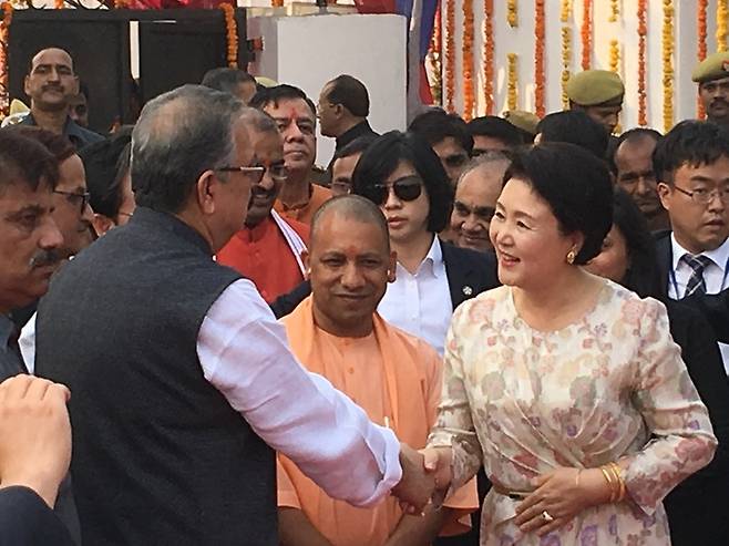 인도 아요디야 미슈라 왕손과 영부인 김해 김씨 종친 김정숙 여사가 인도 허왕후 기념 행사장에서 만나 인사를 나누고 있다. 황우창 제공