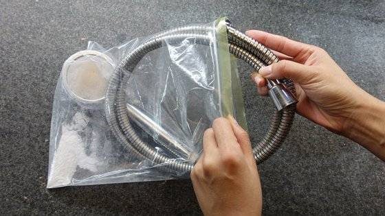 샤워호스와 헤드를 봉지 안에 넣는다.