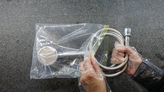 앞 과정에서 사용했던 비닐봉지에 다시 샤워호스를 넣는다.