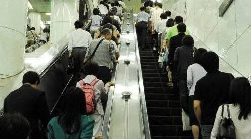 지하철역 에스컬레이터는 여전히 한줄서기와 두줄서기가 뒤섞여 있다. [중앙포토]
