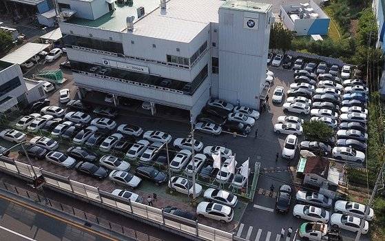 지난 8월 대전시 BMW 서비스 센터에 BMW 차량들이 안전진단을 받기 위해 대기해 있는 모습. [연합뉴스]