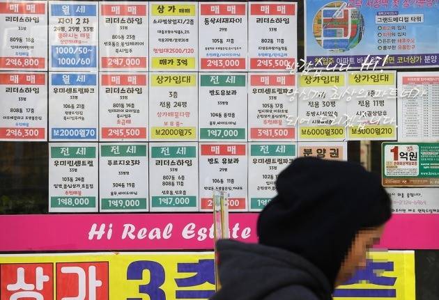 새 아파트 공급이 몰리고 있는 경기 평택 소사벌지구의 한 중개업소. 한경DB