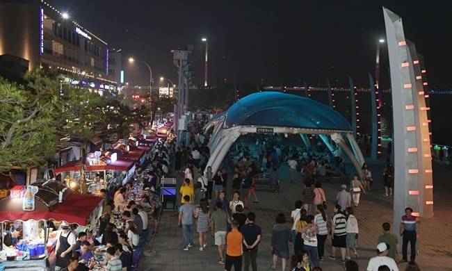 전남 여수를 찾는 관광객들이 즐겨 찾는 장소인 종화동 ‘낭만포차’ 전경. [사진=여수시]