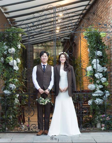 작사가 겸 프로듀서 황성진과 걸그룹 치치 출신 손정애(오른쪽). 어반 스튜디오 제공