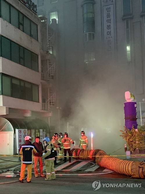 수원 골든프라자 화재…18명 연기흡입 (수원=연합뉴스) 30일 오후 경기도 수원시 수원역 인근 골든프라자 상가에서 불이 나 소방대원들이 진화작업을 벌이고 있다. 이날 화재로 18명이 연기를 마시는 등 부상을 입었다.   [독자 제공] stop@yna.co.kr
