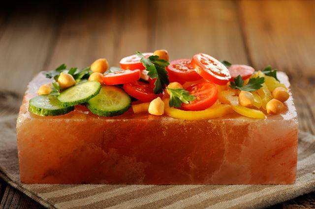 소금 불판은 각종 과일이나 채소를 올리기에도 적합하다. 게티이미지뱅크