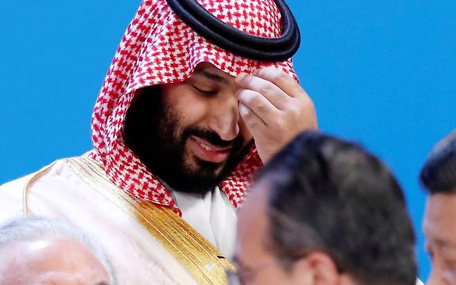 무함마드 빈 살만 사우디아라비아 왕세자가 지난달 30일(현지시간) 아르헨티나 부에노스아이레스에서 열린 G20 정상회의 에 참석, 단체사진 촬영을 기다리고 있다.[로이터=연합뉴스]