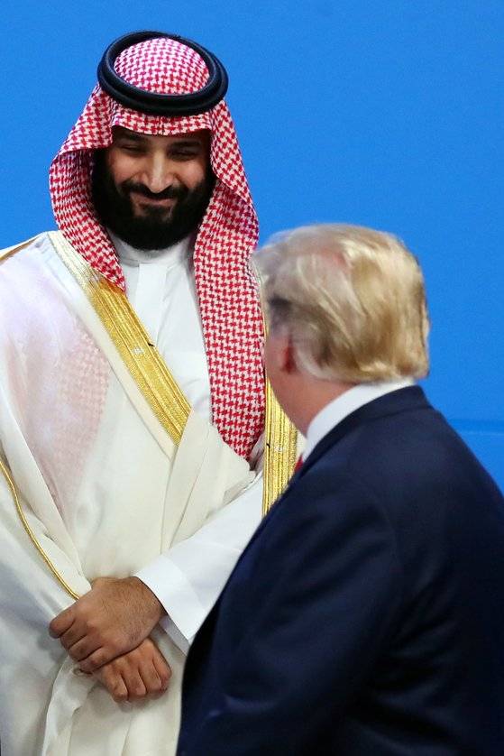 도널드 트럼프 대통령(오른쪽)이 지난달 30일(현지시간) 아르헨티나 부에노스아이레스에서 열린 G20 정상 회의 단체사진 촬영 행사에 참석하며 무함마드 빈 살만 사우디아라비아 왕세자를 보고 있다. [로이터=연합뉴스]