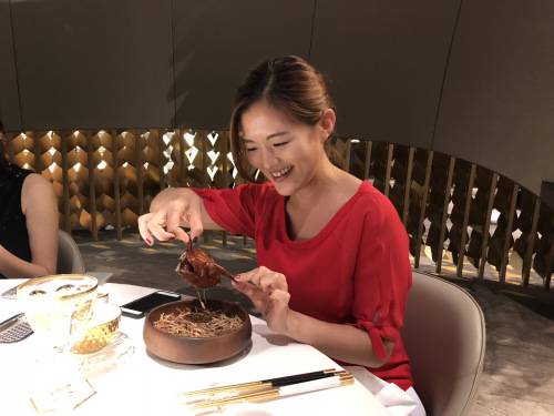 비둘기 고기를 먹는 안젤라