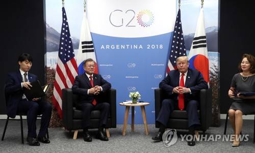 한-미 정상회담 (부에노스아이레스=연합뉴스) 황광모 기자 = 문재인 대통령이 30일 오후(현지시간) 아르헨티나 부에노스아이레스 코스타 살게로 센터에서 도널드 트럼프 미국 대통령을 만나 얘기를 나누고 있다.
