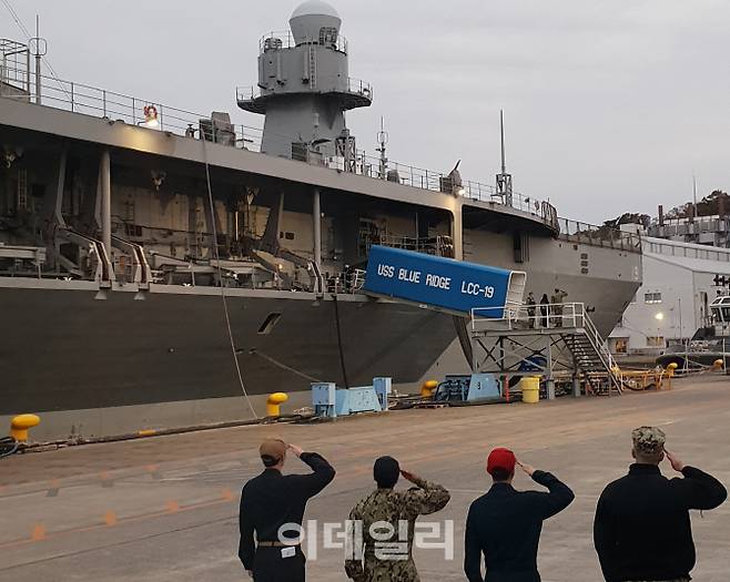 요코스카 해군기지에 기항하고 있는 미 해군 제7함대 지휘전투함인 ‘블루리지’ 탑승 장병들이 함정을 향해 경례하고 있다. [사진=김관용기자]
