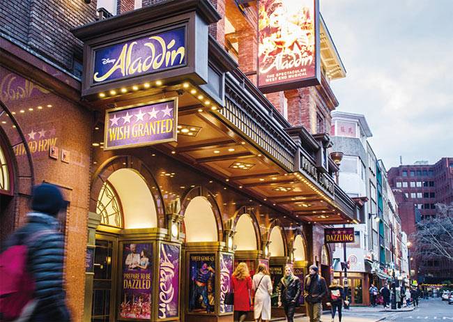 전 세계 뮤지컬 팬들의 성지인 런던 웨스트엔드. 뮤지컬 전용 극장이 몰려 있다.