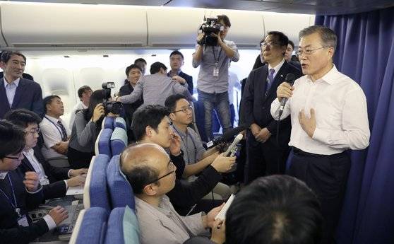 문재인 대통령이 1일(현지시각) 주요 20개국 정상회의를 마치고 아르헨티나 부에노스아이레스를 떠나 뉴질랜드 오클랜드로 향하는 공군1호기 안에서 기자간담회를 열었다.[청와대사진기자단]