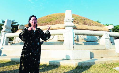 당시 왕건릉을 찾은 우리 측 학자들을 상대로 왕건릉에 대해 설명하고 있는 북한의 해설사. 사진공동취재단