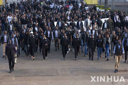 르완다에서 1994년 일어난 투치족 등 인종청소 대학살을 잊지 말자는 4월 7일의 추모행진에 나선 키갈리 시민들. 2018.04.07. /사진=뉴시스, 신화