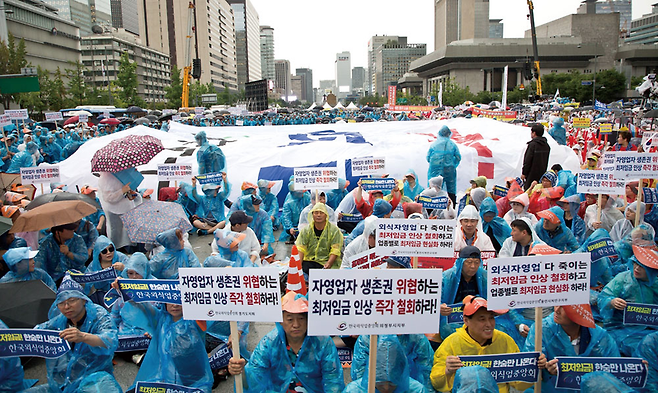 8월29일 전국 소상공인들이 서울 광화문광장에 모여 최저임금 인상의 즉각 중단과 제도 개선을 촉구했다. ⓒ 시사저널 임준선