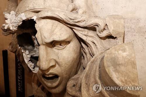 개선문 안의 파괴된 마리안 상  [EPA=연합뉴스]