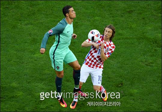 호날두를 제치고 발롱도르를 차지한 모드리치. ⓒ 게티이미지