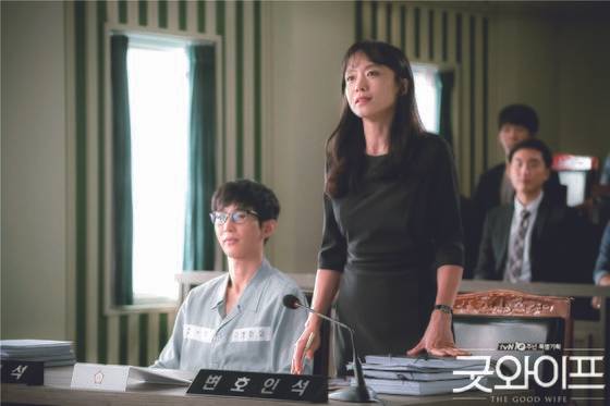 드라마 굿와이프의 한 장면. 적지 않은 사람이 변호사만 선임하면 별다른 비용을 들이지 않고 소송을 할 수 있는 것으로 생각한다. 하지만 소송은 여러 종류의 비용이 소요되기 때문에 생각해야 할 비용이 많다. [중앙포토]