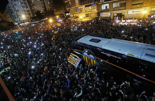 ▲ 1군 선수단 버스를 맞이하는 발렌시아 홈팬들 ⓒLFP