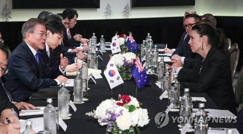 뉴질랜드 총리에게 인사말 하는 문 대통령 (오클랜드=연합뉴스) 황광모 기자 = 문재인 대통령이 4일 오전(현지시간) 오클랜드 코디스 호텔에서 열린 정상회담에서 저신다 아던 뉴질랜드 총리에게 인사말을 하고 있다. hkmpooh@yna.co.kr  (끝)