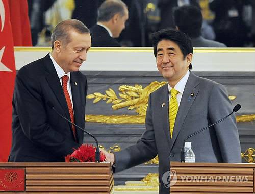 2014년 아베 신조(安倍晋三) 일본 총리(오른쪽)와 레제프 타이이프 에르도안 터키 총리가 정상회담을 한 뒤 악수하는 모습. [교도=연합뉴스 자료사진]