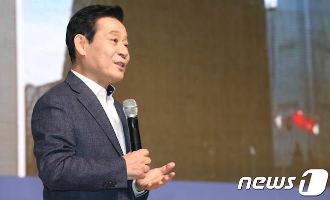 윤장현 광주시장이 광주 서구 김대중컨벤션센터에서 출판기념회를 열고 광주형 일자리에 대한 설명을 하고 있다. 2018.2.3/뉴스1 © News1