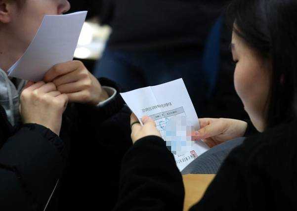 2019학년도 대입 수능 성적표가 배부된 5일 오전 제주시 영평동 신성여자고등학교에서 학생들이 성적표를 살펴보고 있다./뉴시스
