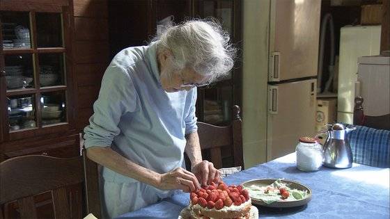히데코씨가 손수 수확한 딸기로 케이크를 만들고 있다. [사진 엣나인필름]