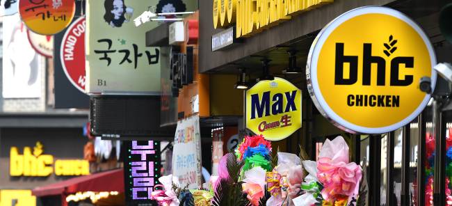 프랜차이즈 가맹점주도 본사를 상대로 단체교섭권을 행사할 수 있도록 하는 내용의 법 개정이 추진될 것으로 알려지면서 논란이 일고 있다. 사진은 서울 시내 거리에 내걸린 프랜차이즈 간판들. [제공=연합뉴스]