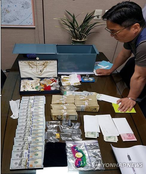 2018년 고액·상습체납자 적발 사례 (서울=연합뉴스) 국세청이 5일 2018년 고액·상습체납자 7천 158명에 대한 명단을 공개했다. 사진은 한 체납자가 사위 명의로 개설한 대여금고에서 나온 현금, 달러, 귀금속 등.  [국세청 제공]    photo@yna.co.kr  (끝)