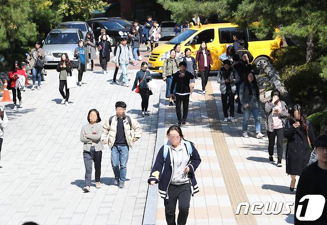 2018년도 지방직 공무원 7급 임용 필기시험이 치러진 13일 오전 경기도 수원시 권선구 남수원중학교에서 응시생들이 시험을 마친 수험생들이 고사장을 나서고 있다. 2018.10.13/뉴스1 © News1 정진욱 기자
