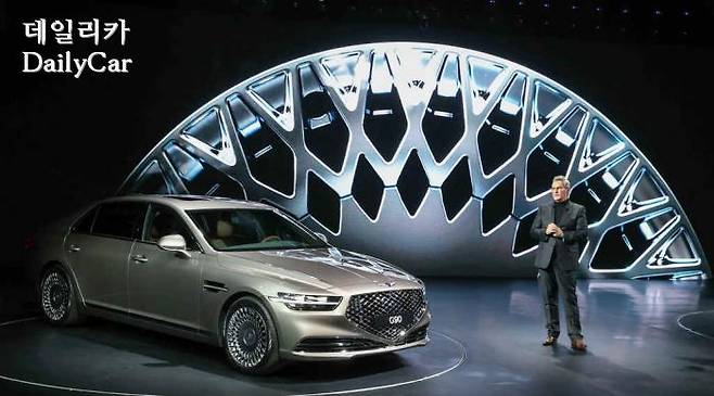 제네시스 G90 (루크 동커볼케 디자인 담당 부사장)