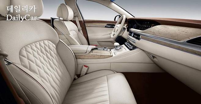 밝은 색상이 적용된 G90의 앞 좌석과 실내