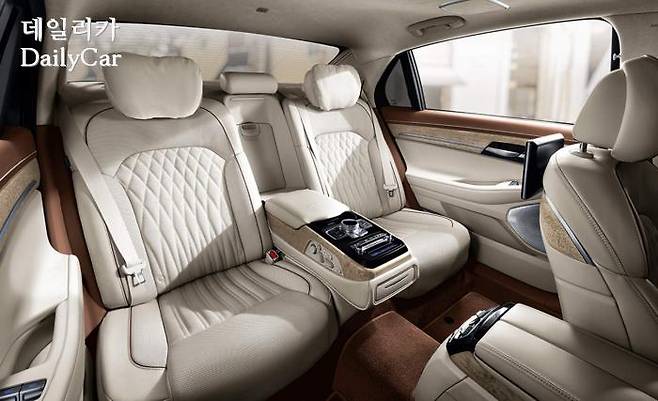 밝은 색상이 적용된 G90의 뒷좌석과 실내