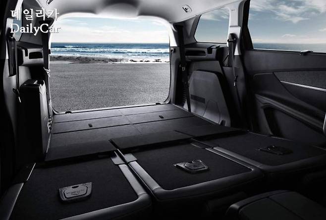 푸조 5008 (2열과 3열 시트를 접은 실내 공간)