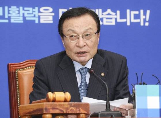 이해찬 더불어민주당 대표가 지난달 28일 오전 국회에서 열린 최고위원회의에서 모두발언을 하고 있다. 임현동 기자.