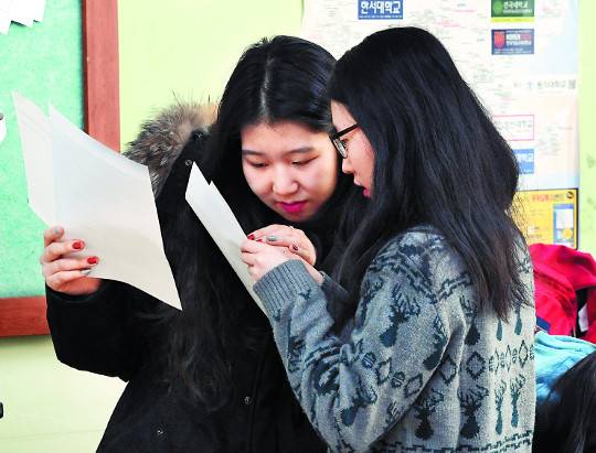 서울 서초고 3학년 학생 둘이 5일 배부된 2019학년도 대학수학능력시험 성적표를 보며 이야기를 나누고 있다. 최종학 선임기자