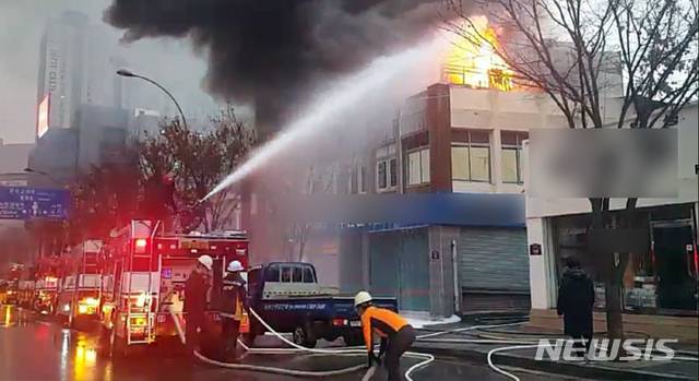 【부산=뉴시스】 하경민 기자 = 6일 오전 7시 25분께 부산 부산진구의 한 조명기구업체 건물 2층 가건물에서 원인이 밝혀지지 않은 불이 났다.2018.12.06. (사진=부산소방본부 제공).yulnetphoto@newsis.com