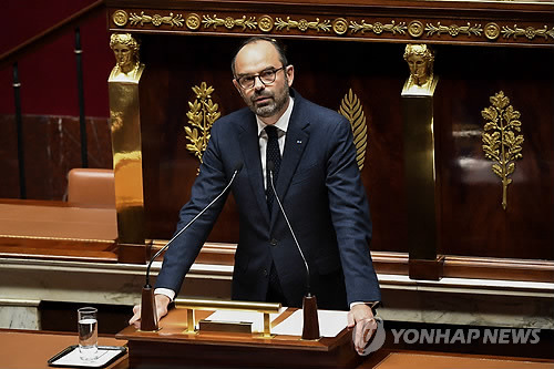 "유류세 인상 철회" 밝히는 프랑스 총리 (파리 AFP=연합뉴스) 에두아르 필리프 프랑스 총리가 5일(현지시간) 의회에서 발언하고 있다. 필리프 총리는 이날 의원들에게 '노란조끼' 시위 사태를 촉발한 원인 중 하나인 유류세 인상을 철회하기로 했다고 밝혔다.    ymarshal@yna.co.kr  (끝)
