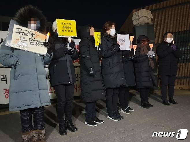 숙명여고 학부모 모임인 '숙명여고 정상화를 위한 비상대책위원회'(비대위)가 7일 마지막 촛불집회를 진행하고 있다. 2018.12.7/ © News1