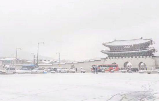 눈이 오는 날은 어쩐지 날씨가 더 포근한 느낌이 드는데 이는 느낌 아니라 실제로 더 따뜻하다고 합니다. [사진=유튜브 화면캡처]